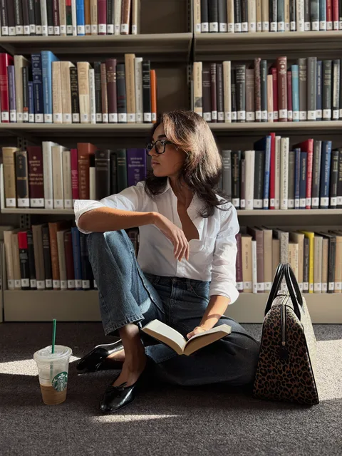 Tussen de boeken: referentiescène met een vrouw