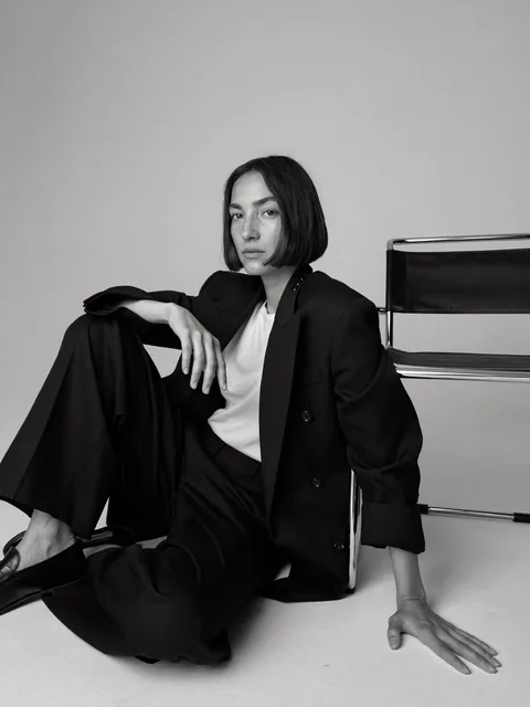 B&W Editorial: reference scene with a woman