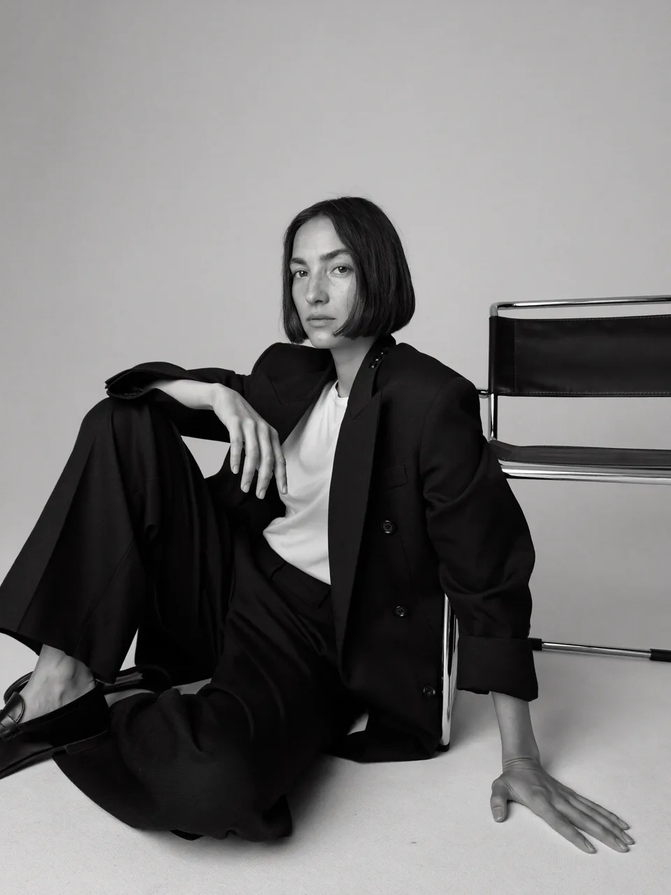 B&W Editorial: reference scene with a woman