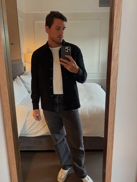 Mirror Selfie: reference scene with a man