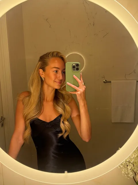 Spiegelselfie: referentiescène met een vrouw