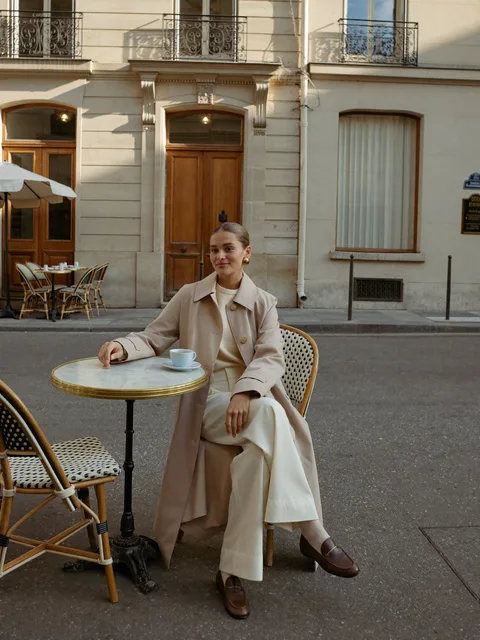 Paris Café: reference scene with a woman