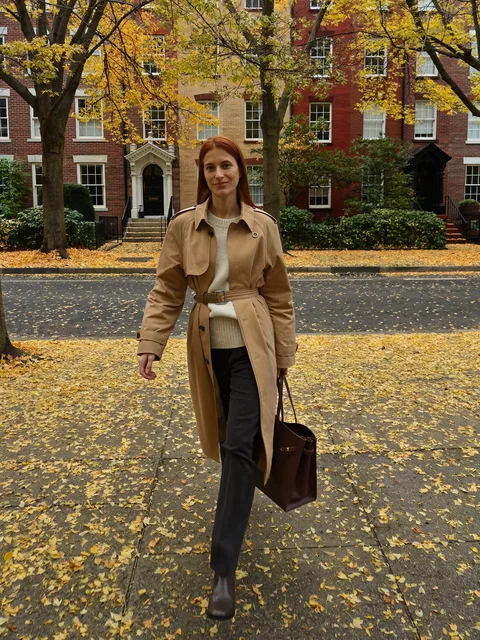 Trench Coat City: reference scene with a woman