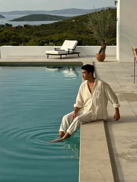 Villa Pool: reference scene with a man