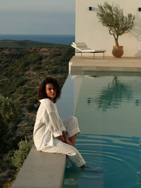 Villa Pool: reference scene with a woman
