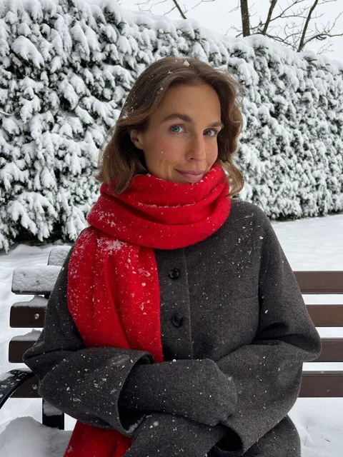 Winter Postcard: reference scene with a woman